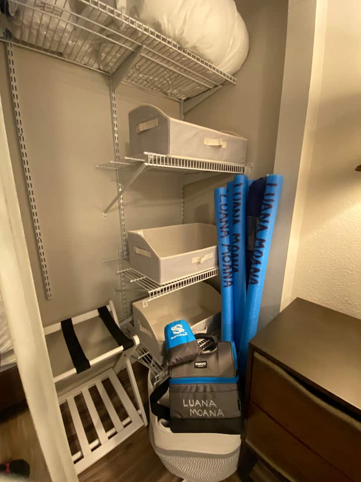 Сместен во спалната соба за гости: Луана Моана нуди удобности на плажа: крпи за плажа, столици за плажа, мек ладилник, чадор за плажа и ќебе без песок за пикници на плажа. 
Нудлите се за базенот. 