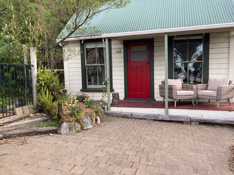 Studio Cottage set in lush garden surrounds