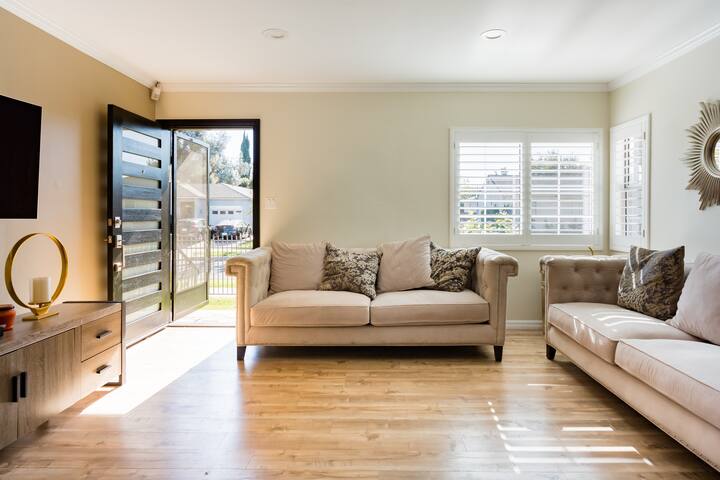 Encino Oasis Gorgeous 3 bedroom with bonus room