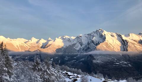 Cosy Flat, spectacular views, 5 mins to tele-cabin