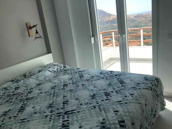 ห้องนอนพร้อมระเบียงและวิวทะเลภูเขาที่ยอดเยี่ยม