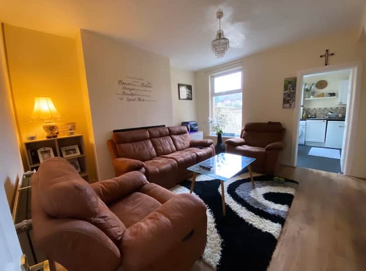 Cheerful 1 king size bedroom, super comfortable. Houses for Rent in