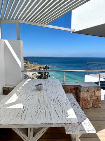 Happy and vibrant flat overlooking False Bay