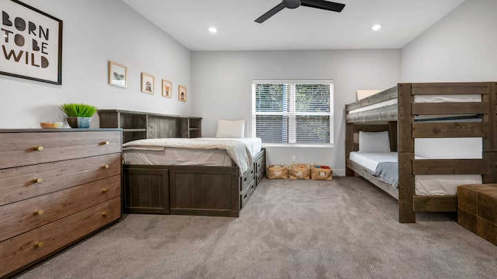 Dhomë gjumi me 4 jastëk lojërash për fëmijë me krevat të plotë dhe krevate me dy krevate. Jenga, Pictionary, Uno dhe Pack 'n play të ruajtura në dollapin e ecjes. Banjë private brenda suitës.