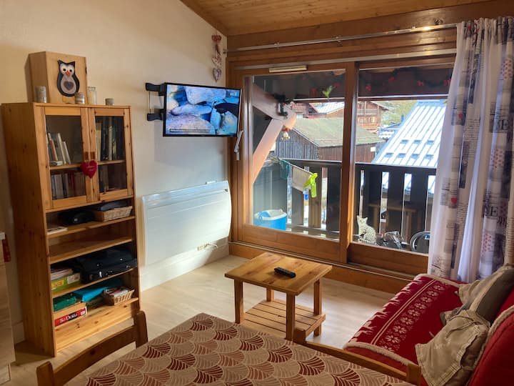 客厅配有电视，配有棋盘游戏的图书馆，沙发床（ 140厘米）。
电动卷帘可保护整个夜间窗户