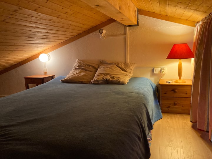 抵达夹层，有160张床，右侧有一个窗帘，与客厅隔开