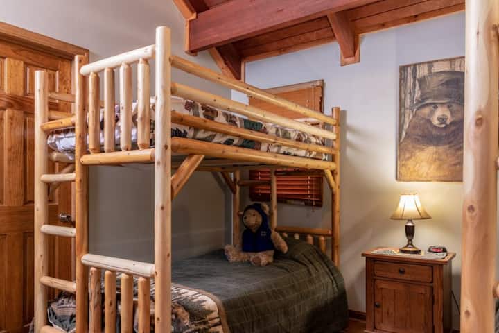 تم إعداد غرفة بطابقين للأطفال مع مجموعتين من الأسرّة ذات الطابقين الجديدة ولعبة الممرات المدرسية القديمة. تقع غرفة النوم بجوار حمام الطابق الرئيسي.  