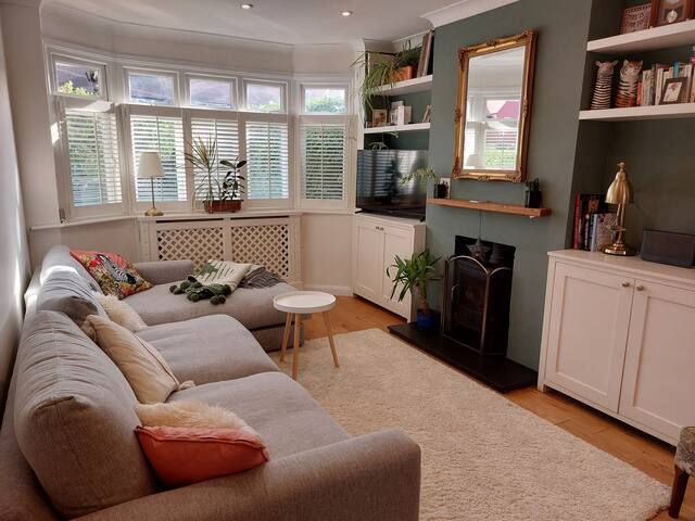 Spacious child friendly 3 bedroom family home gallery image 2