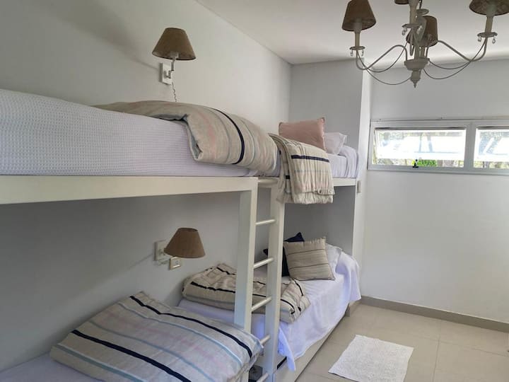 ห้องนอนชั้นแรกเตียงสองชั้น 2 เตียงกะลาสีเรือ 2 คน