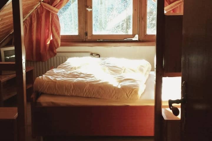 upstairs bedroom with 2 single beds and 2x 1 person.