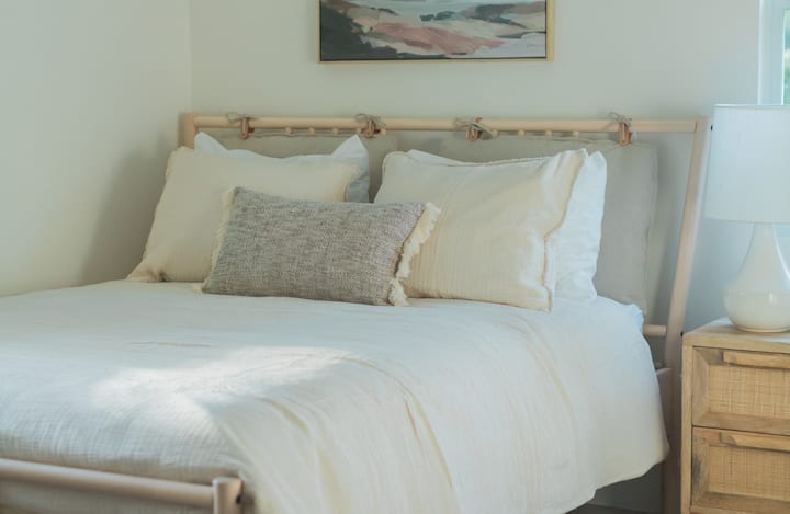 Комфортът на двойното легло – идеалният завършек на напрегнатия ден.