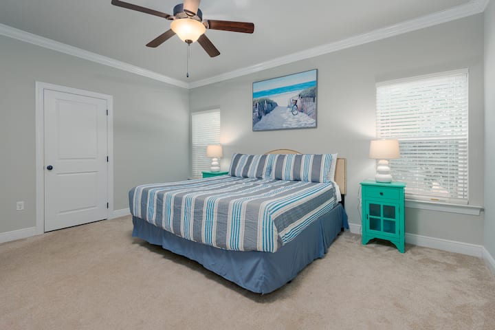 Chumba cha kulala cha wageni #1 Chumba cha kulala cha Mfalme na bafu la kujitegemea