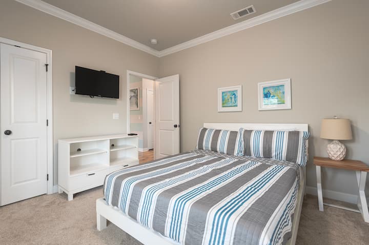 Chumba cha kulala cha wageni #2 na kitanda cha malkia na roshani kutoka nje.