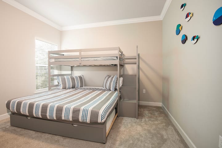 Chumba cha kulala cha wageni # 4 Chumba cha kulala. Twin juu ya King na pacha trundle kitanda 