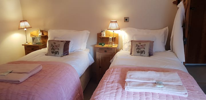 Postele môžu byť vyrobené ako dve jednolôžka alebo jedna veľká manželská posteľ.