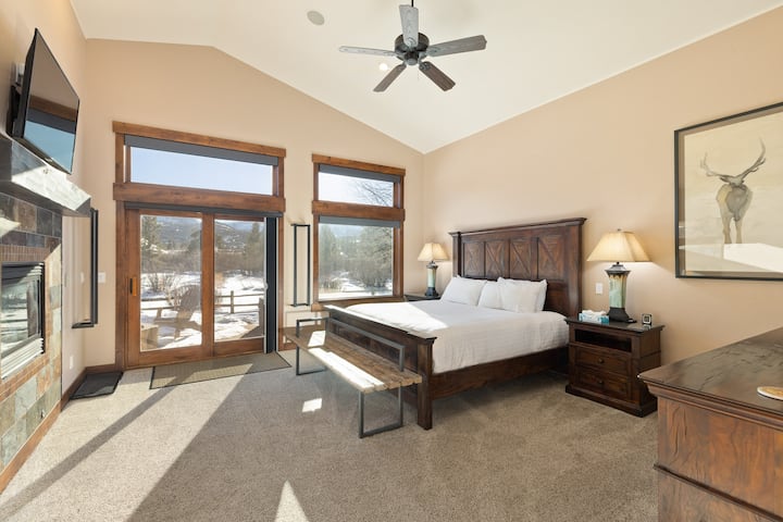 最大的卧室配有套房，可直接使用热水浴缸、燃气壁炉和衣柜内的次级洗衣房。 为每位房客更换的清爽白色床上用品