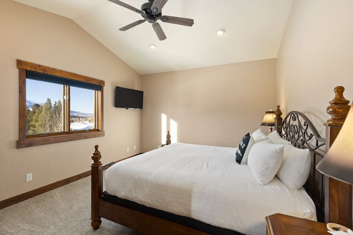 二楼主卧配备加大双人床和套房浴室。  