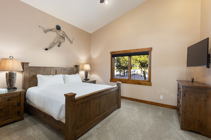 第二间主卧在一楼。  干净的白色床上用品套内卫生间