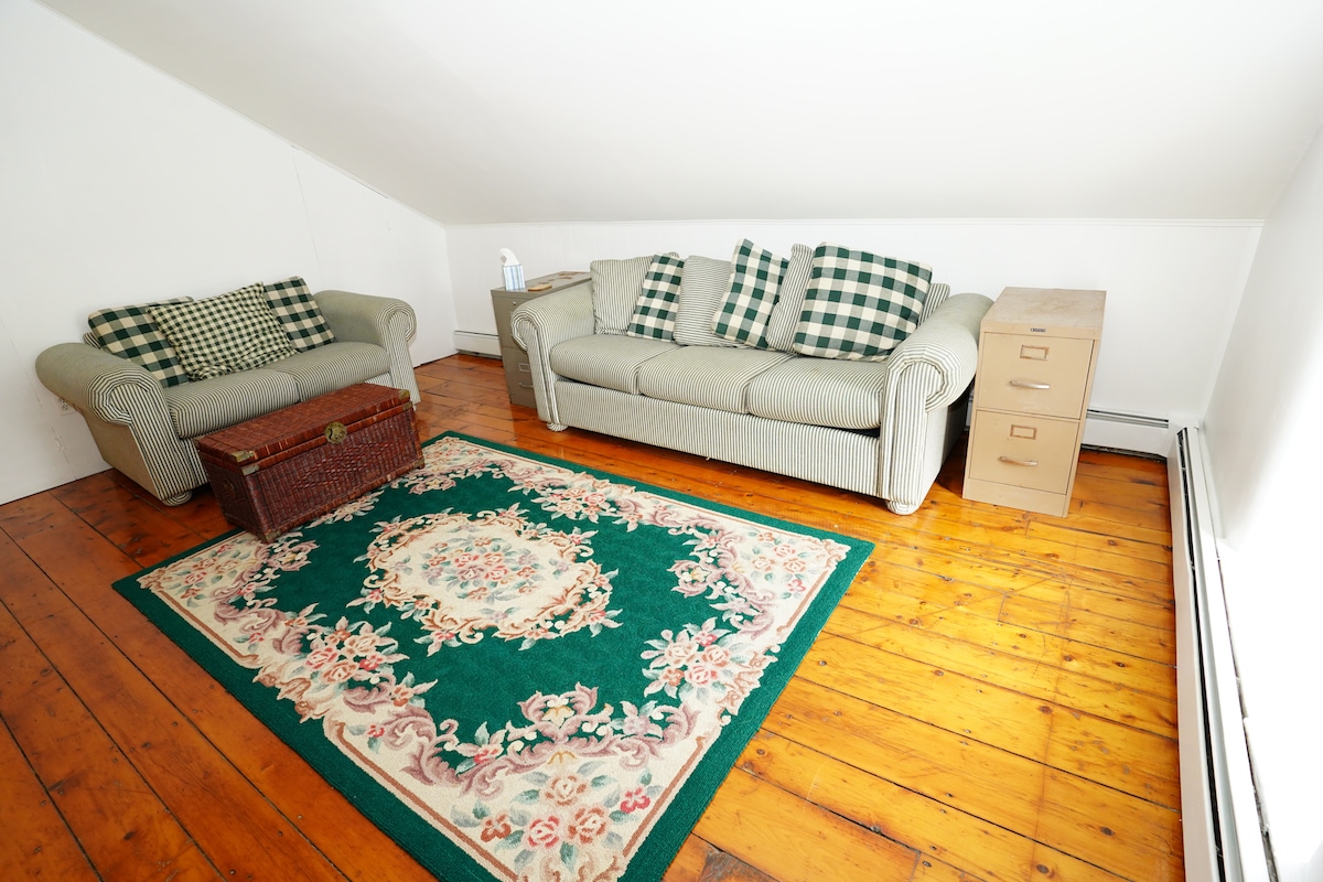 Საძინებელი 7/სასადილო ოთახი. Მესამე სართული. სრული ზომის, გამოსაწევი ტახტი.