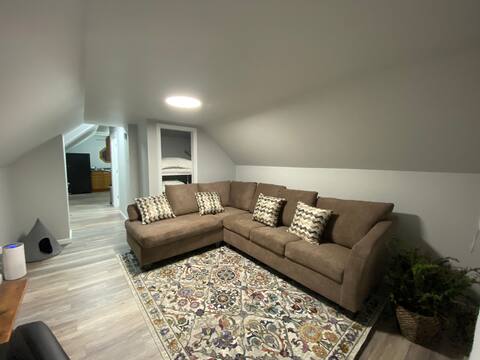 Upstairs cozy 1BR | Off-street Parking