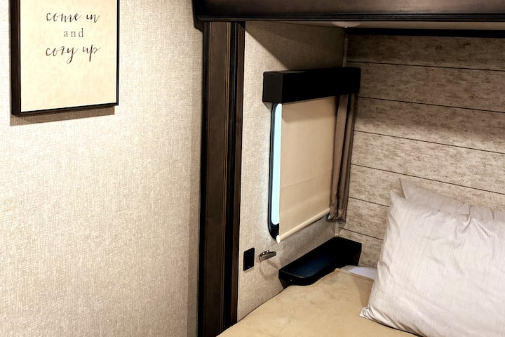 سرير بحجم كبير في غرفة النوم الرئيسية.