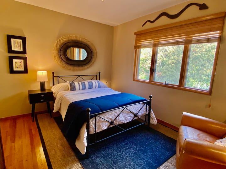 Მშვიდი მეორე საძინებელი შედგება ორადგილიანი საწოლისგან, კომფორტული სამკითხველო სკამისა და ბიბლიოთეკისგან, ორი კარადისგან, უჯრის დიდი გულმკერდისა და სამი ცალი სააბაზანოსგან. 