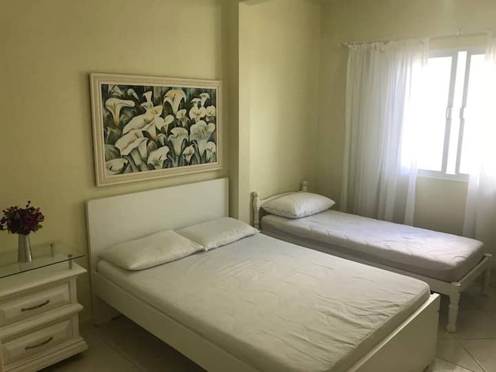 Spálňa 1: 1 manželská posteľ a 1 jednolôžko