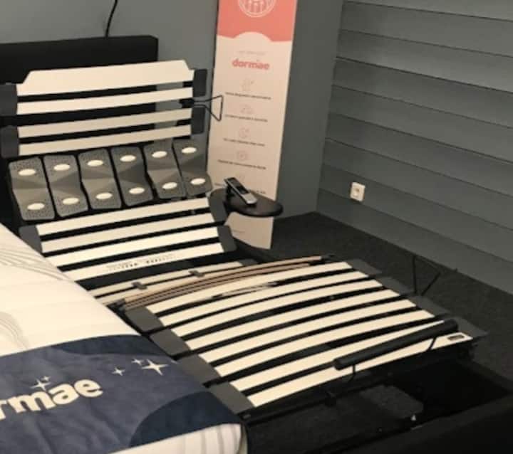 Për më shumë rehati, vendosëm ta instalojmë këtë sustë çlodhëse me telekomandë.
