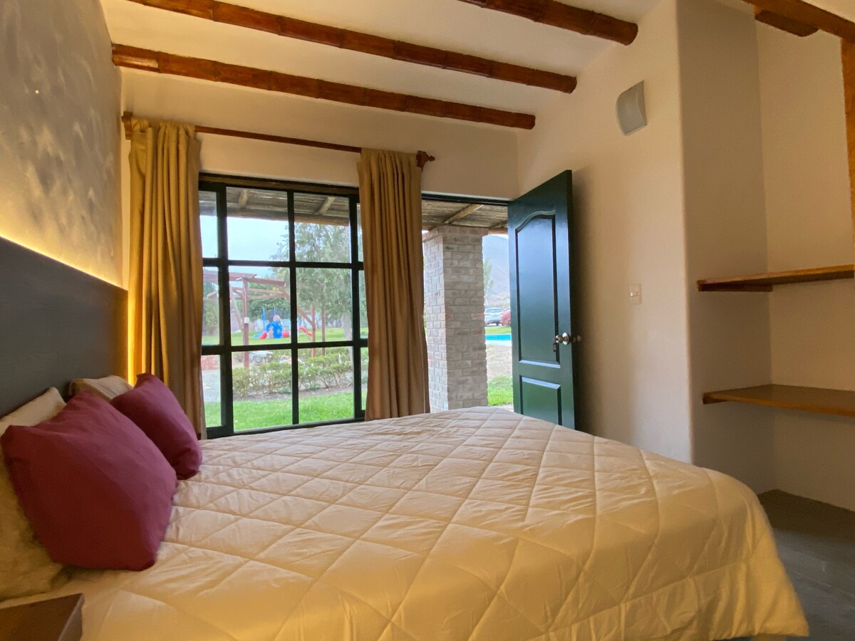 Bungalov tipa spavaće sobe s bračnim krevetom i brvnarom s 1 1/2 mjesta.