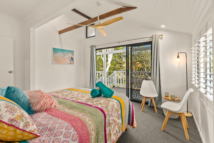 Spavaća soba 1 (master) s bračnim krevetom (Queen Boatwood Bed), uključujući pristup kupaonici i ogrtaču. 2,5kW klima-uređaj i pristup stražnjoj terasi i stepenicama do velikog dvorišta. Ensuite uključuje tuš i sujetu s WC školjkom.