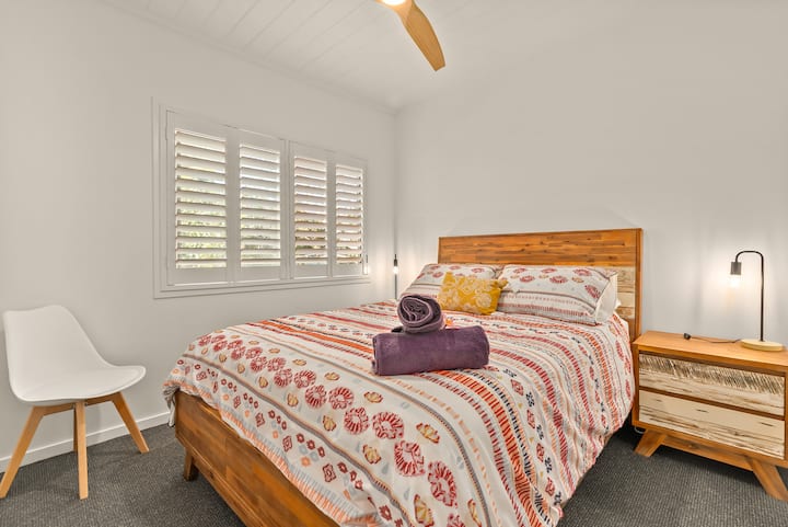 Spavaća soba 3 s bračnim krevetom (Queen Boatwood Bed).