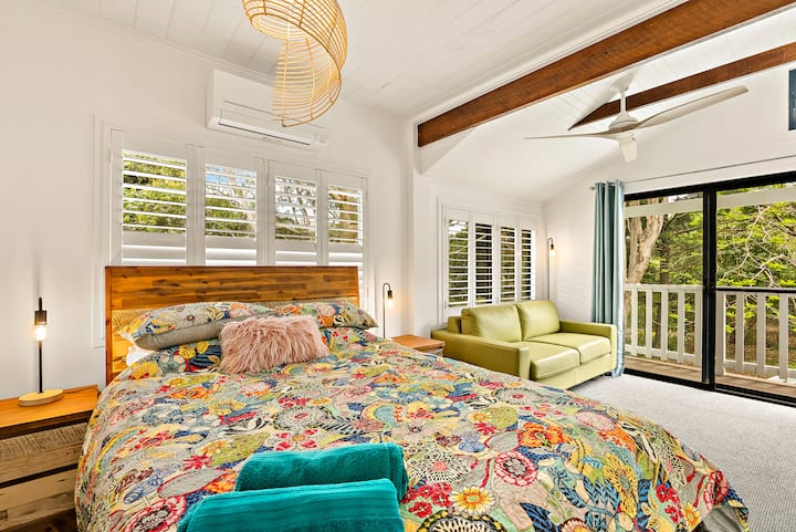 2. spavaća soba s bračnim krevetom (Queen Boatwood). Spavaća soba uključuje i Crawford Leather Queen sofa. 2,5kW Aircond i pristup dvorištu s kliznih vrata i stražnje terase/stepenica. Uključen je i ormar s vratima ogledala.