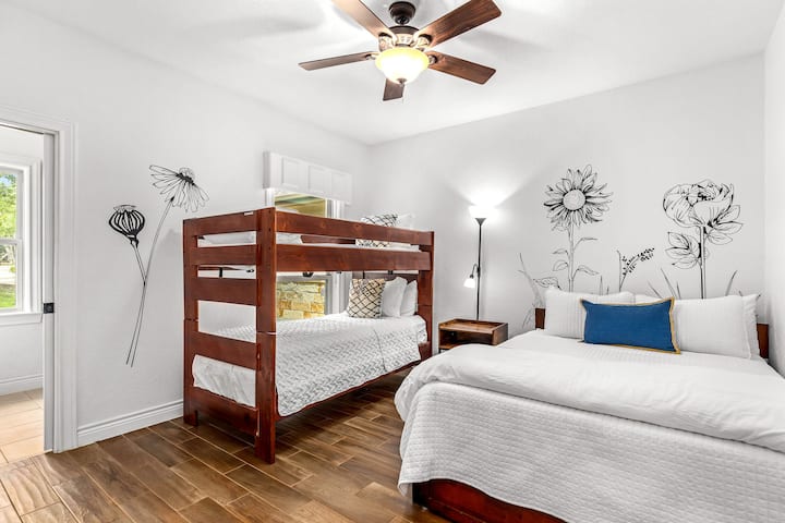 El tercer dormitorio tiene una cama tamaño queen y dos literas individuales (ubicadas en la primera casa).