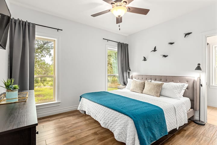 Segundo dormitorio con cama tamaño king y baño compartido (ubicado en la primera casa).