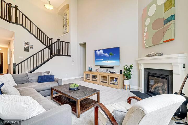 Contemporary modern home near the lake and shops gallery image 3