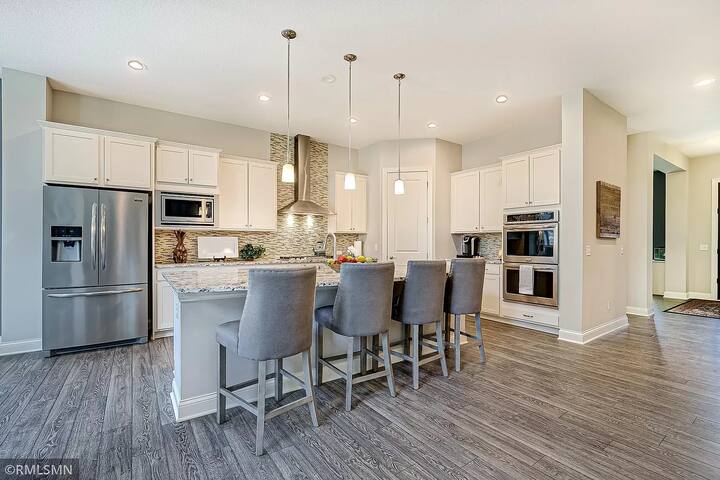 Contemporary modern home near the lake and shops gallery image 4