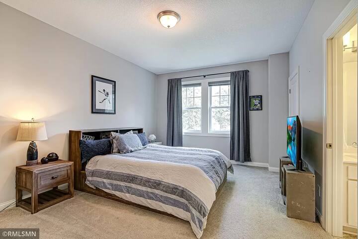 Contemporary modern home near the lake and shops gallery image 5