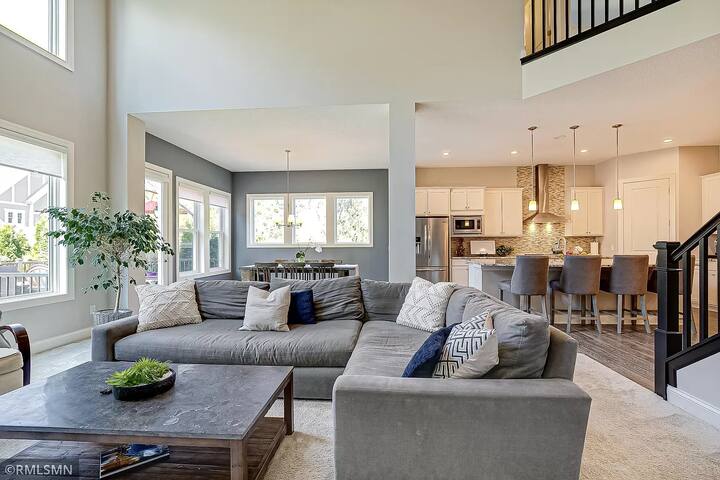 Contemporary modern home near the lake and shops gallery image 2