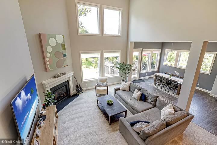 Contemporary modern home near the lake and shops