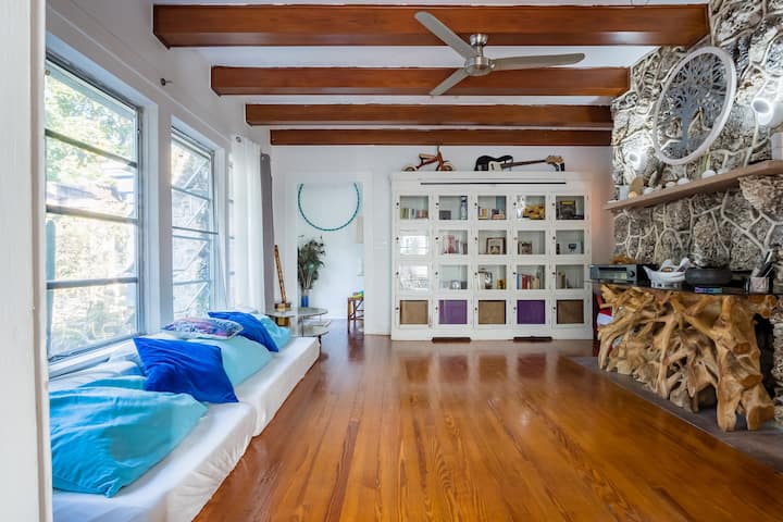 غرفة المعيشة/غرفة اليوغا
يساعد الجلوس على الأريكة الأرضية أو استخدام الوسائد على الأرض في الحفاظ على الانحناء الطبيعي للعمود الفقري وبالتالي يساعد الناس على الجلوس في وضع مستقيم وتحسين الوضع.
