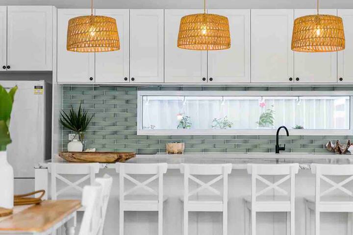 Beachside, waterfront home with a pool and SAUNA gallery image 5