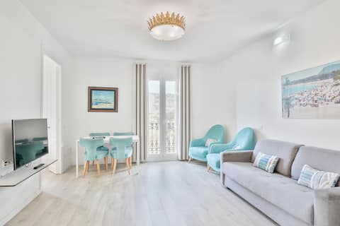 Large 4BR bright with balconies