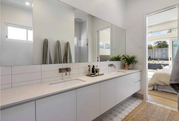 Sorrento White House Coastal4+Bed Retreat withPool gallery image 3