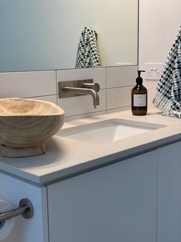 Sorrento White House Coastal4+Bed Retreat withPool gallery image 4