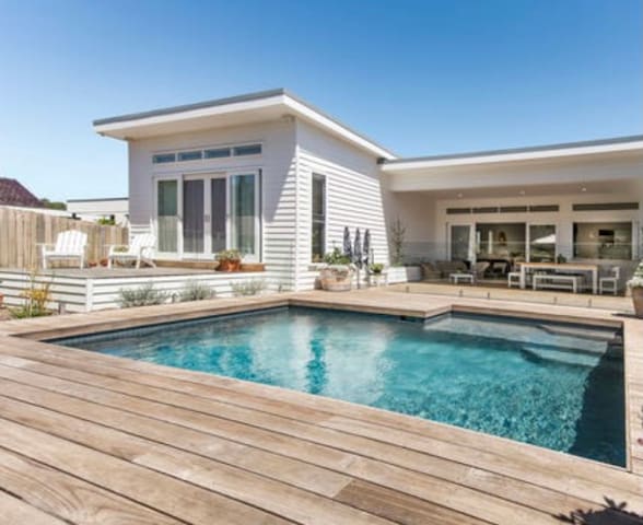 Sorrento White House Coastal4+Bed Retreat withPool