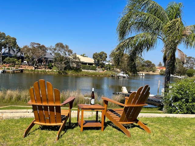 Sunland Cove: Modern, absolute waterfront + kayaks