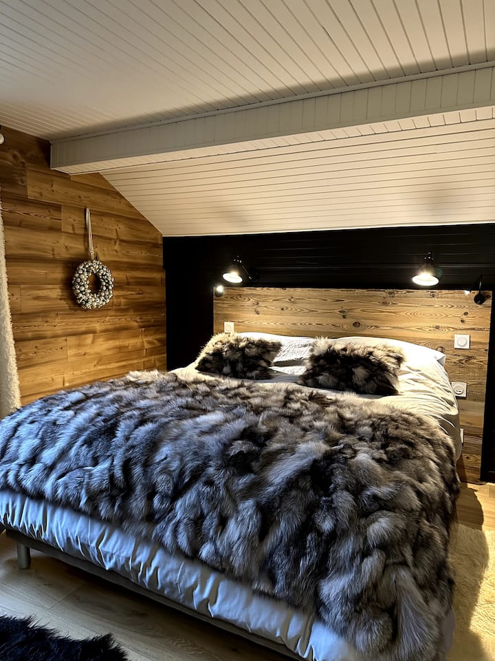 Glavna spavaća soba/ spavaća soba: 2. kat - krevet 160X200 - TV (plazma zaslon) - komoda, spremište. 
Pristup terasi, pogled na planine 