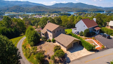 Luxury Mountaintop Views w/ Hot Tub- 1 min to town