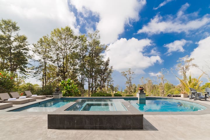 Gated 5BR Kona Estate—Pool, hot tub, Ocean View gallery image 3
