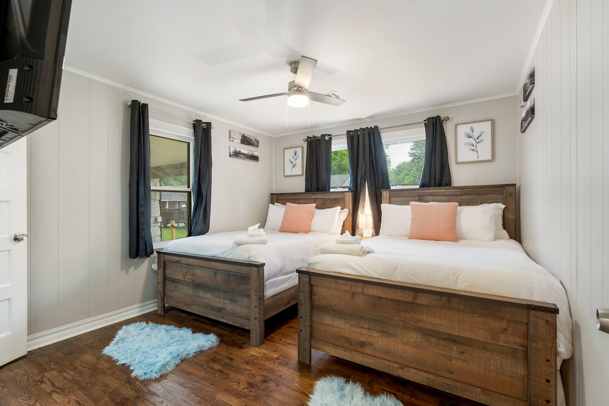 Spavaća soba 4 s jednim bračnim krevetom i jednim bračnim krevetom